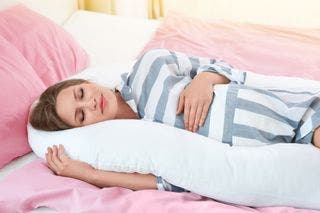 妊婦さんにおすすめの抱き枕18品。通販で人気の自分にぴったりな形状・素材の抱き枕を見つけようのサムネイル画像