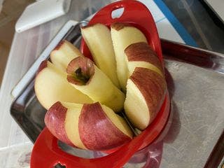 アップルカッターのおすすめ人気16品。ステンレス製/8等分/受け皿つきなどリンゴを素早くカットのサムネイル画像