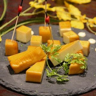 スモークチーズのおすすめ人気15選！通販・お取り寄せで、薫りとコクに溺れるのサムネイル画像